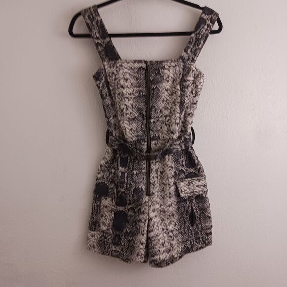 Bardot snake print zipper and front pockets jumpsuit size 24 - Picture 2 of 8
